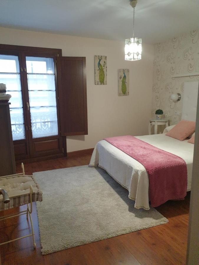 Apartamento Cine Colon Ribadeo Bagian luar foto