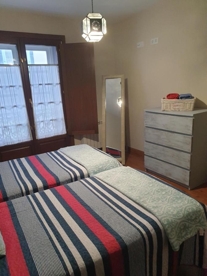 Apartamento Cine Colon Ribadeo Bagian luar foto